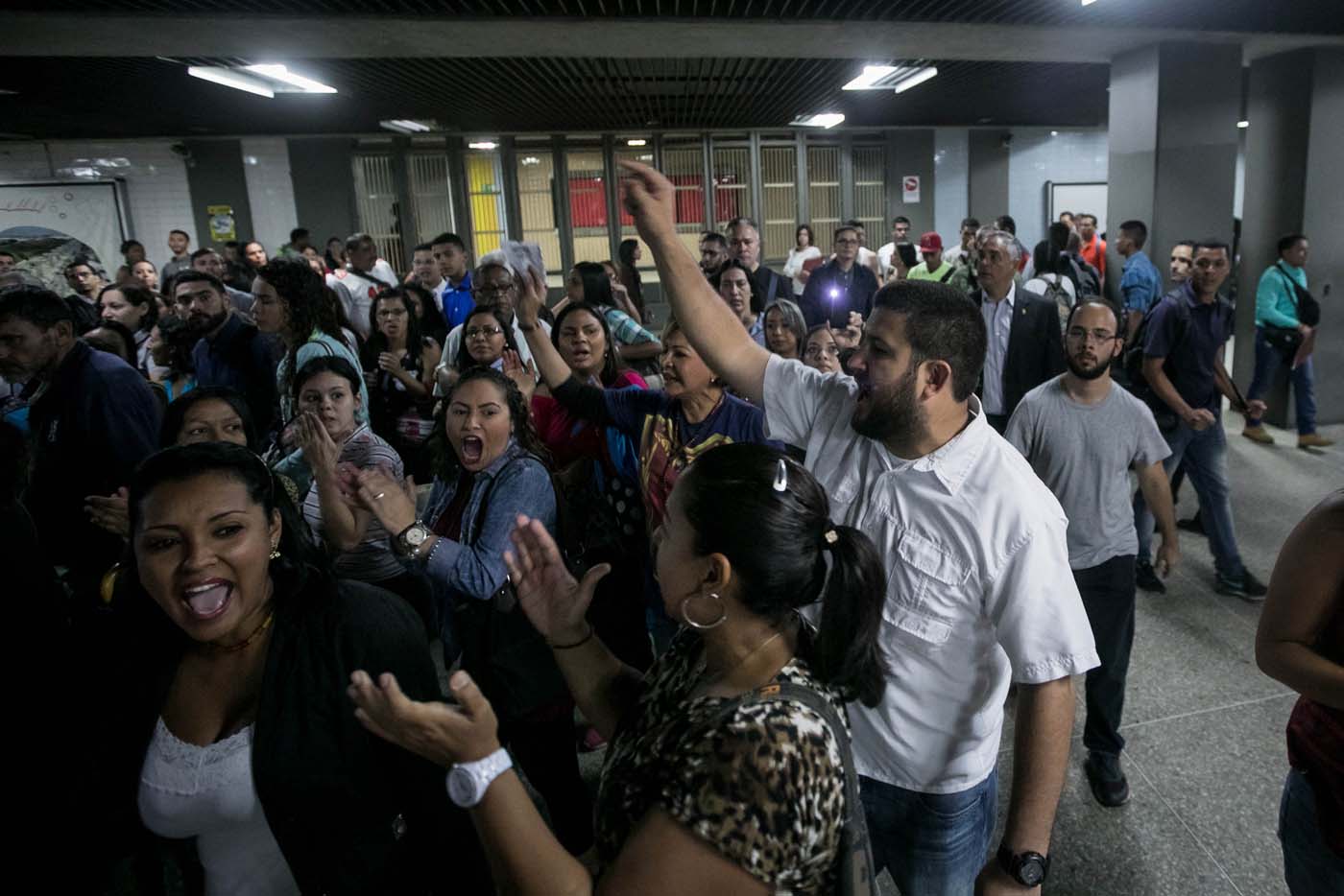 La protesta por la Constituyente se monta en el Metro y los autobuses #15Jun