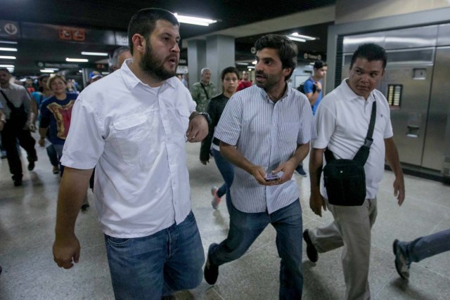 CAR01. CARACAS (VENEZUELA), 15/06/2017.- El alcalde del municipio caraqueño El Hatillo, David Smolanzky (i) y el diputado Juan Andrés Mejia (c) participan en una manifestación en una estación del Metro hoy, jueves 15 de junio de 2017, en Caracas (Venezuela). Varios diputados y dirigentes de la oposición venezolana abordaron hoy el Metro y algunos autobuses de Caracas para explicar a los ciudadanos las razones por las que se oponen al cambio de Constitución que impulsa el Gobierno mediante la elección de una Asamblea Constituyente, prevista para el 30 de julio. EFE/Miguel Gutiérrez