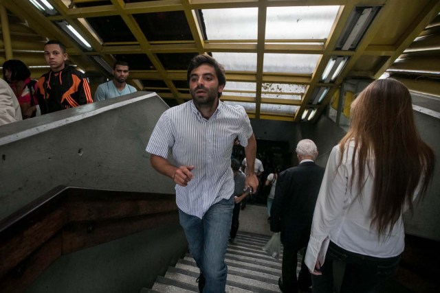 CAR01. CARACAS (VENEZUELA), 15/06/2017.- El diputado Juan Andrés Mejía participa en una manifestación en una estación del Metro hoy, jueves 15 de junio de 2017, en Caracas (Venezuela). Varios diputados y dirigentes de la oposición venezolana abordaron hoy el Metro y algunos autobuses de Caracas para explicar a los ciudadanos las razones por las que se oponen al cambio de Constitución que impulsa el Gobierno mediante la elección de una Asamblea Constituyente, prevista para el 30 de julio. EFE/Miguel Gutiérrez