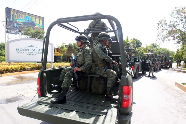 MEX01. CANCÚN (MÉXICO), 18/06/2017.- Uniformados refuerzan la seguridad hoy, domingo 18 de junio de 2017, en torno al hotel sede de la reunión de Organización de Estados Americanos (OEA), que dará inicio este lunes en la ciudad de Cancún, en el estado de Quintana Roo (México). La Organización de Estados Americanos (OEA) buscará soluciones a la crisis de Venezuela mañana en una reunión de cancilleres previa a su 47 Asamblea General, que tendrá lugar hasta el 21 de junio en Cancún, en el Caribe mexicano. El tema oficial de la Asamblea es "Fortaleciendo el diálogo y la concertación para la prosperidad", pero el asunto de fondo que definirá la cita será la posición de la región sobre la crisis política y social venezolana. EFE/ Alonso Cupul