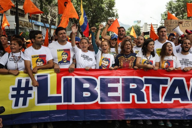 CAR05. CARACAS (VENEZUELA), 19/04/2017.- Lilian Tintori (c), esposa del líder opositor Leopoldo López, participa en una manifestación junto a cientos de venezolanos hoy, lunes 19 de junio de 2017, en Caracas (Venezuela). La oposición venezolana marcha hoy desde más de 30 puntos de Caracas hasta la sede del Consejo Nacional Electoral (CNE), en el centro de la ciudad, pese a varias restricciones en el transporte público y los puntos de control desplegados por las autoridades. EFE/Miguel Gutiérrez