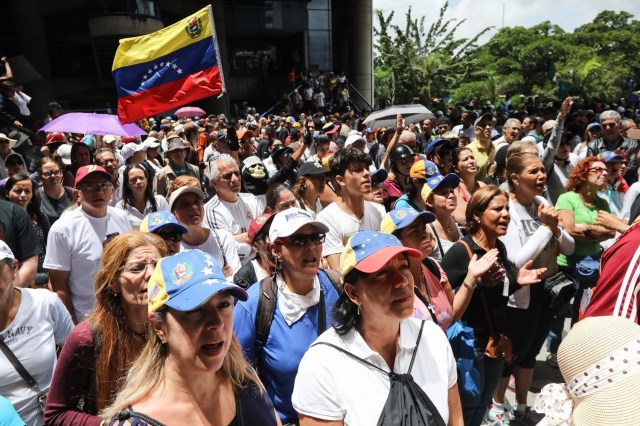 CAR05. CARACAS (VENEZUELA), 19/04/2017.- Cientos de venezolanos opositores participan en una manifestación hoy, lunes 19 de junio de 2017, en Caracas (Venezuela). La oposición venezolana marcha hoy desde más de 30 puntos de Caracas hasta la sede del Consejo Nacional Electoral (CNE), en el centro de la ciudad, pese a varias restricciones en el transporte público y los puntos de control desplegados por las autoridades. EFE/Miguel Gutiérrez