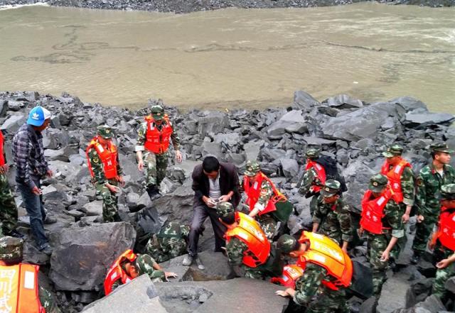 Los rescatistas trabajan en el sitio de un derrumbe masivo donde se calcula que más de 100 aldeanos fueron enterrados en el desastre matinal en el condado de Maoxian, en la provincia suroccidental china de Sichuan, el 24 de junio de 2017. EFE / EPA / ZHENG LEI CHINA OUT