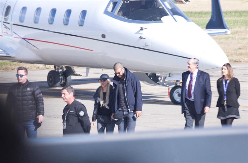 Piqué y Shakira llegan a Rosario para asistir a la boda de Messi