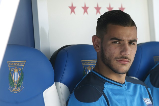 El lateral francés del Alavés Theo Hernández, cedido por el Atlético de Madrid, en el banquillo durante el partido frente al Leganés, de la última jornada de liga de Primera División que dispunta hoy en el Estadio Municipal Butarque. Foto: EFE/Javier Lizón/Archivo