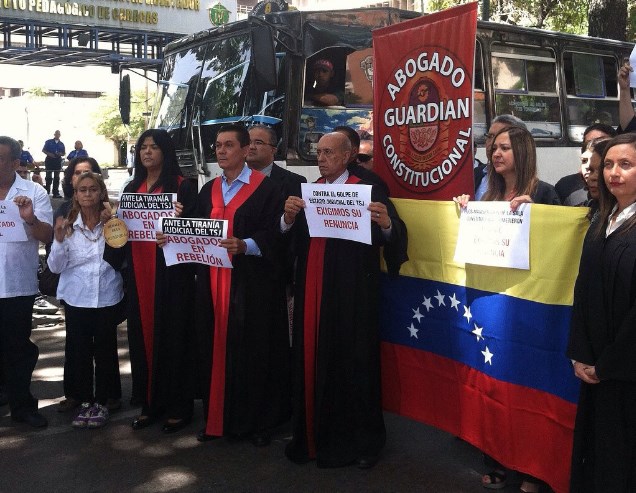 Abogados trancan la avenida Páez de El Paraíso para exigir respeto a la Constitución #23Jun