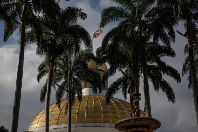 CAR01. CARACAS (VENEZUELA), 06/06/2017.- Vista exterior de la Asamblea Nacional durante una sesión hoy, martes 6 de mayo de 2017, en Caracas (Venezuela). El Parlamento debate sobre actuación del Poder Electoral, frente al eventual cambio de la Constitución impulsado por el Gobierno. EFE/CRISTIAN HERNÁNDEZ