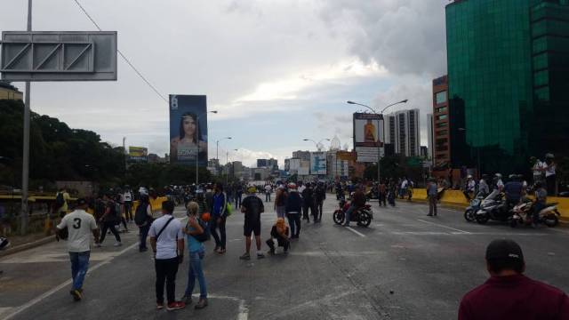 Autopista francisco fajardo cerrada en ambos sentidos focos de manifestantes. Foto: Mildred Manrique. 