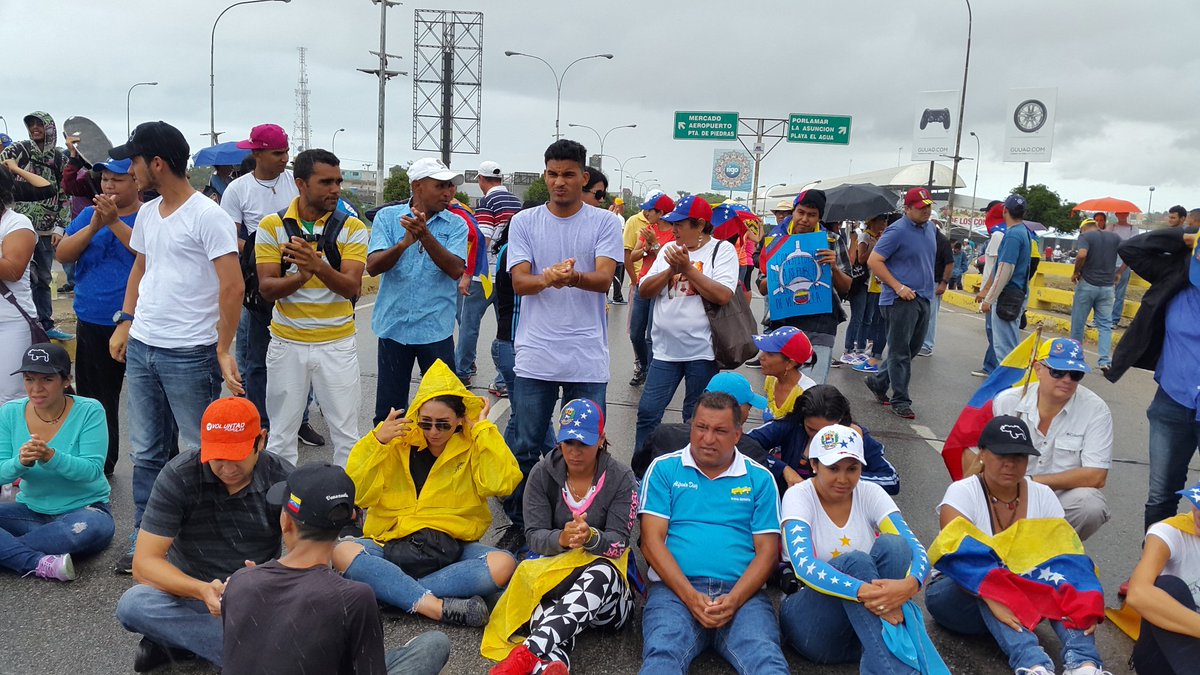 Bajo la lluvia realizan plantón en Nueva Esparta #5Jun (Fotos + Video)