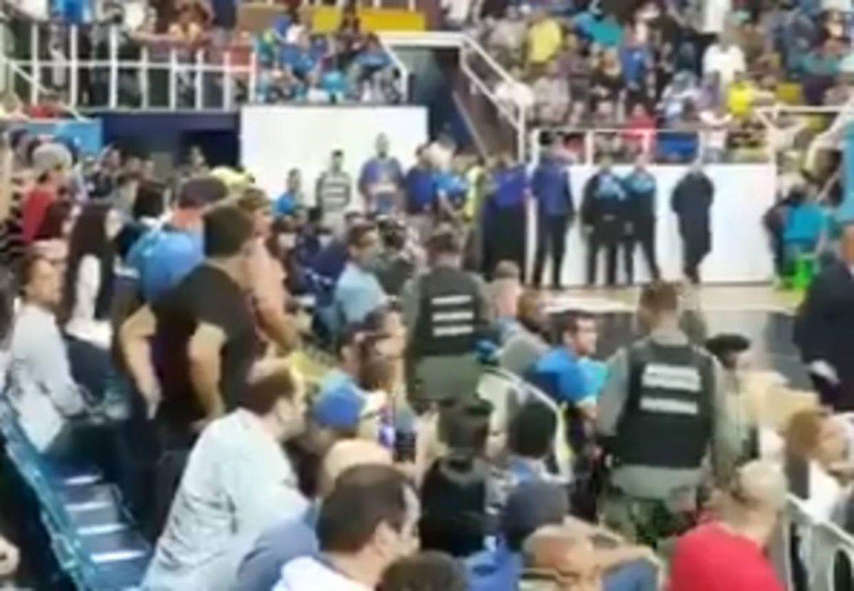 En video: Así corrieron a la “gloriosa” GNB durante un juego de baloncesto en Anzoátegui