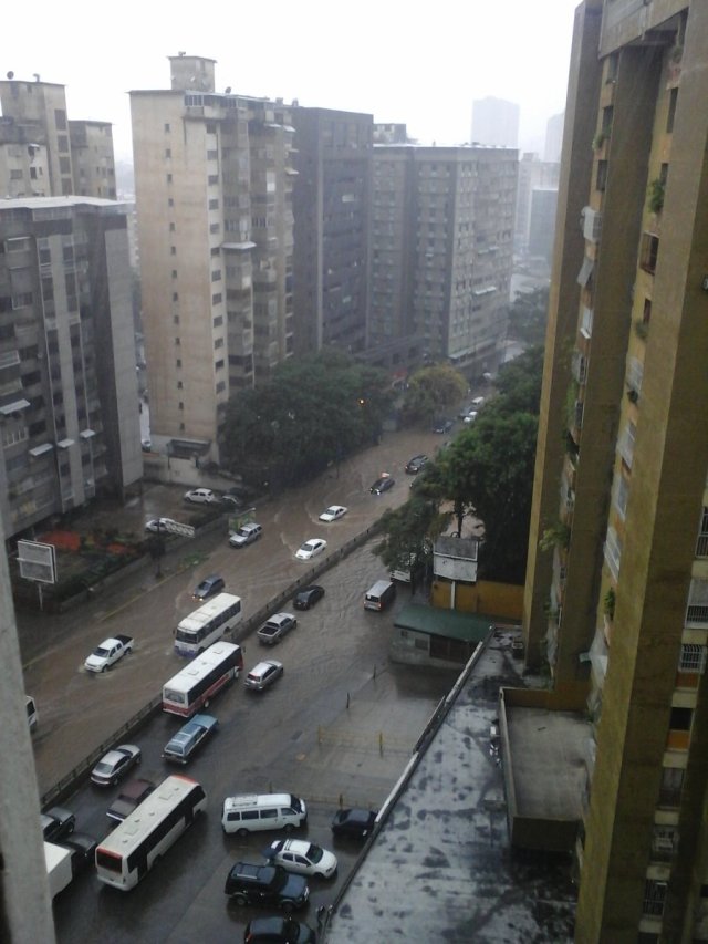 Inundaciones en Caracas / Foto: @ColasNoresteCCS