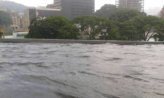 La autopista Prados del Este colapsó este martes tras las fuertes lluvias. Foto: @710CAPiTAL 