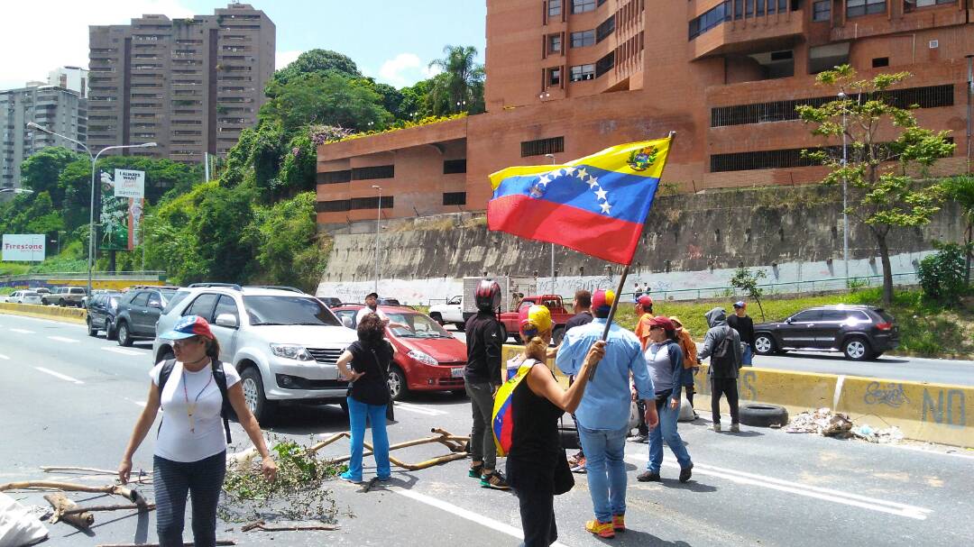 Realizan trancazo en la Prados del Este a la altura de Santa Fe #23Jun