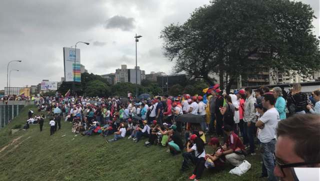 Manifestantes concentrados en la Francisco Fajardo frente a la Carlota / Foto: Gabriela Gómez - La Patilla