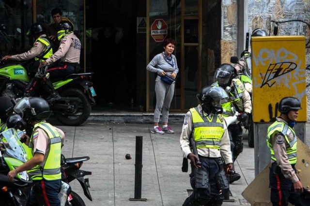 Cuerpos de seguridad redoblan la represión en las marchas. La resistencia sigue. Foto: EFE