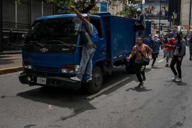 Cuerpos de seguridad redoblan la represión en las marchas. La resistencia sigue. Foto: EFE