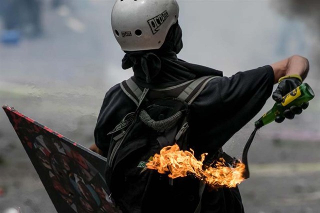 Cuerpos de seguridad redoblan la represión en las marchas. La resistencia sigue. Foto: EFE