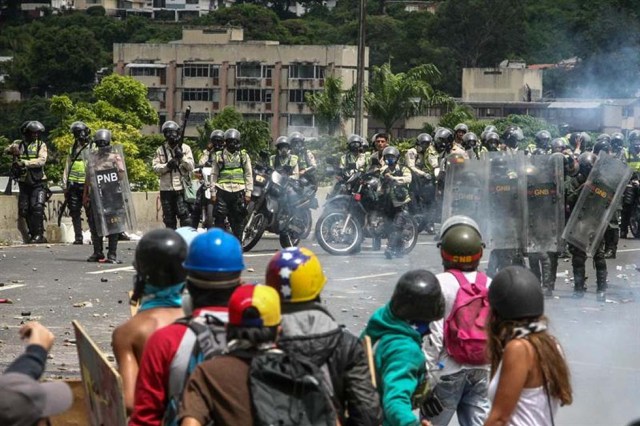 Cuerpos de seguridad redoblan la represión en las marchas. La resistencia sigue. Foto: EFE