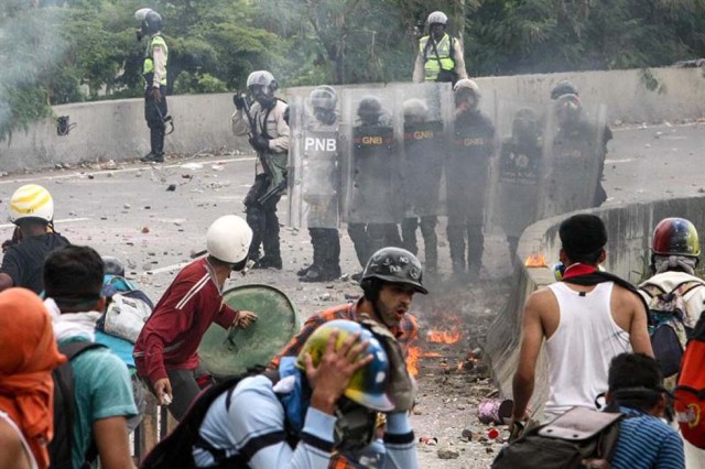 Cuerpos de seguridad redoblan la represión en las marchas. La resistencia sigue. Foto: EFE