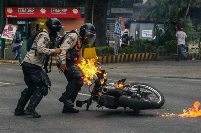 Cuerpos de seguridad redoblan la represión en las marchas. La resistencia sigue. Foto: EFE