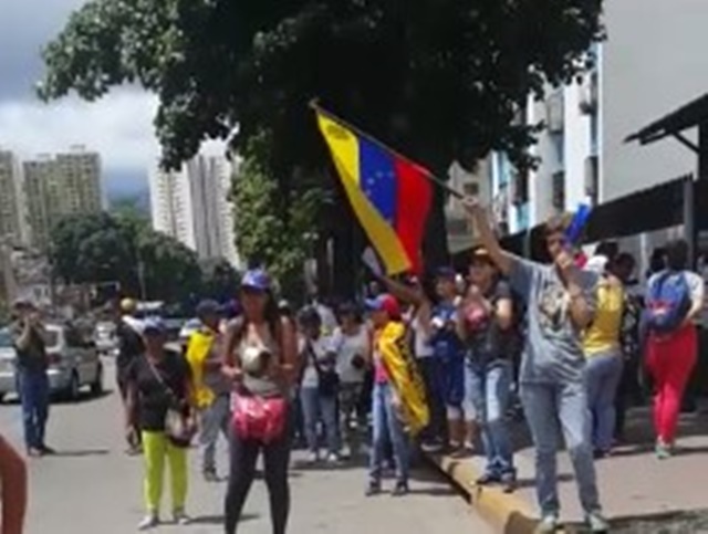 En Los Jardines de El Valle la gente también protesta contra la Constituyente