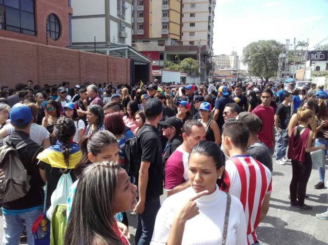 Foto:Compañeros de Fabian Urbina se concentran en puertas del Iutar /Cortesía 