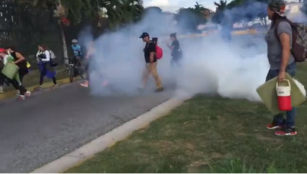 GNB reprime a manifestantes en la Francisco Fajardo