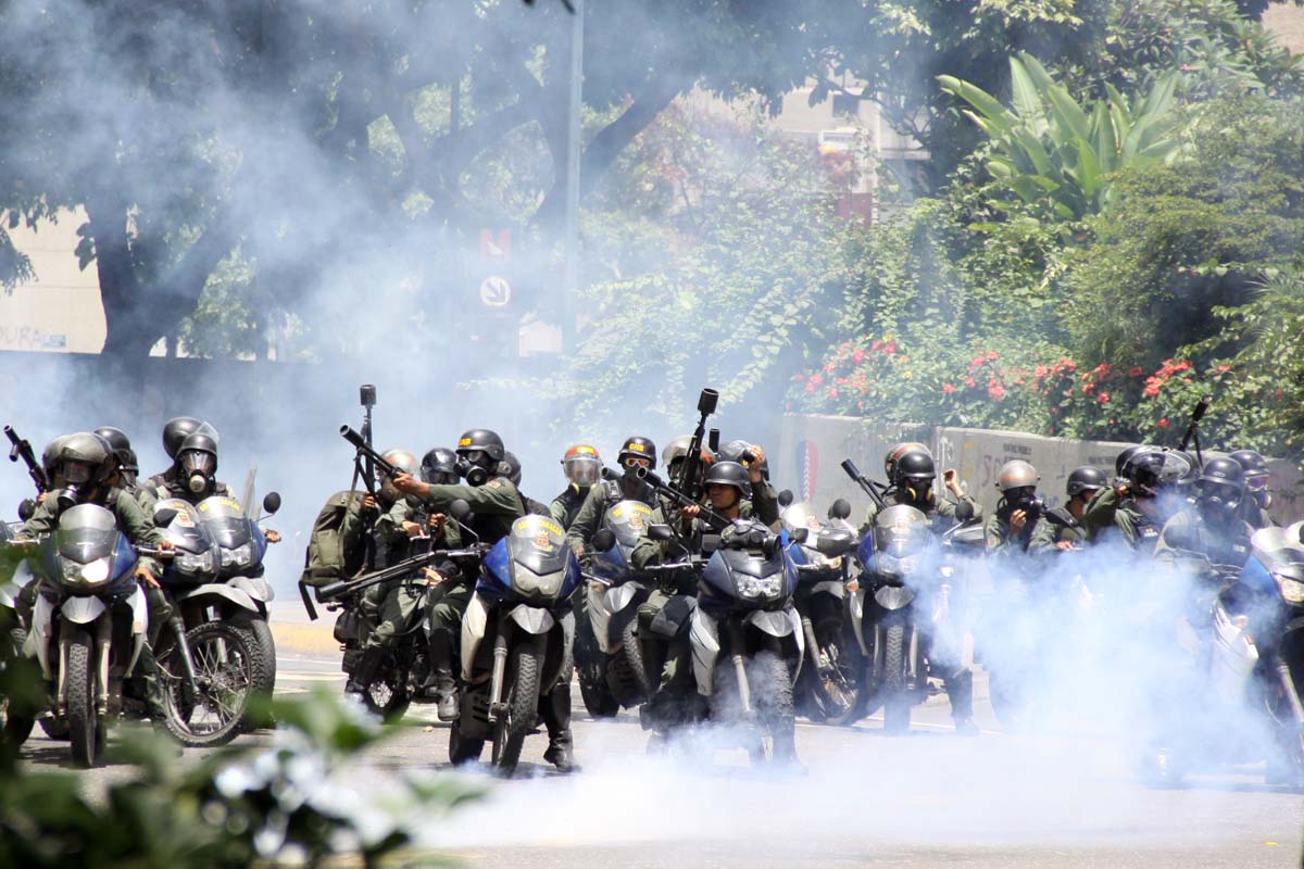 Manifestantes se plantan en la Plaza Altamira a pesar de la represión #14Jun