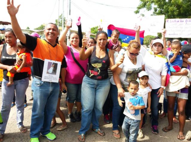 Madres marchan hacia Lácteos los Andes con tetero en mano, en protesta simbólica