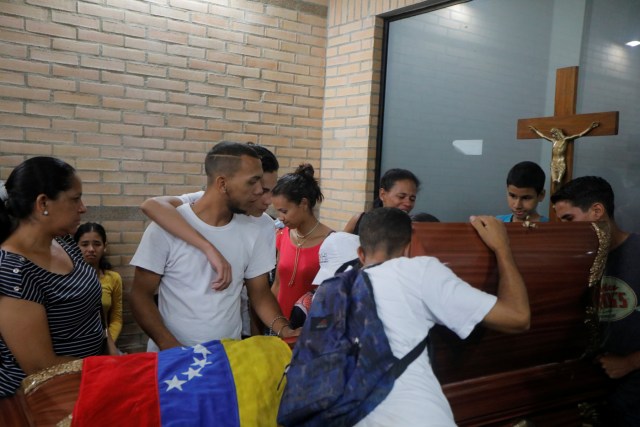 Funeral de Neomar Lander / REUTERS/Marco Bello