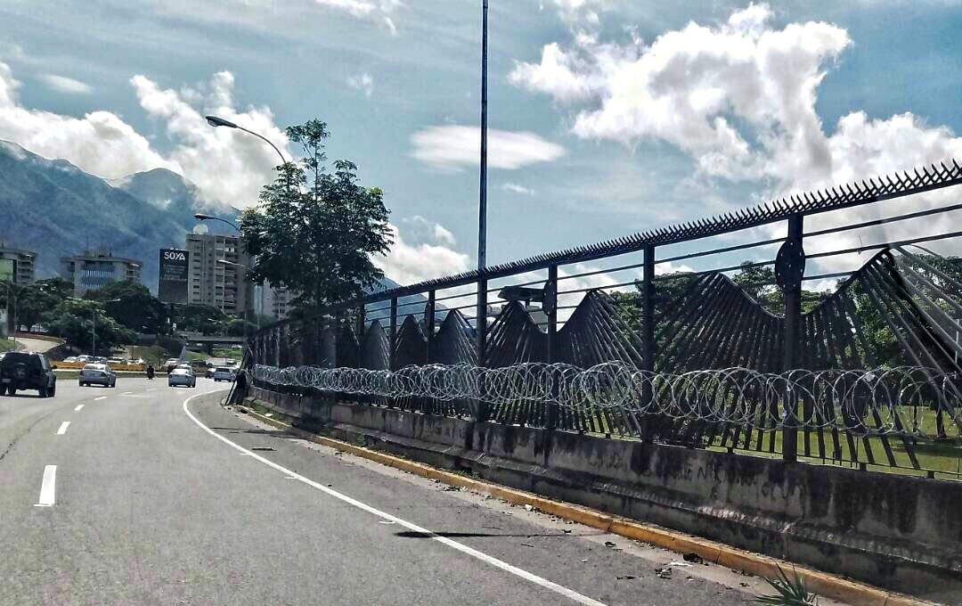 Instalan alambre de púas en la Base Aérea La Carlota (fotos)