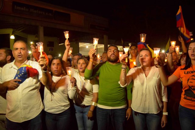 Zulianos realizaron marcha nocturna por los caídos