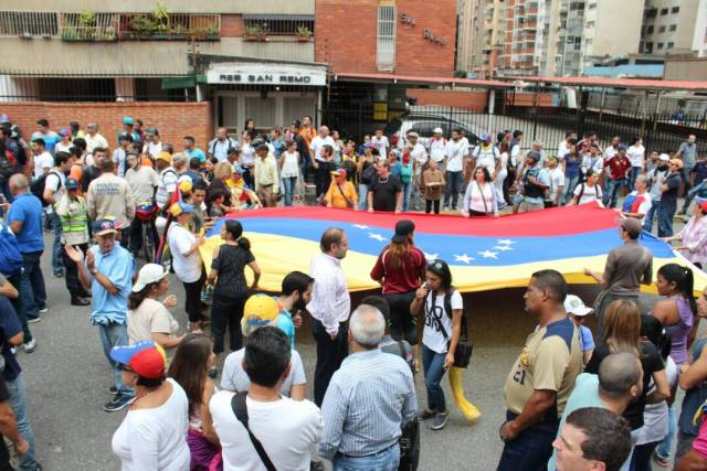 Manifestantes concentrados en el Unicentro el Marqués para movilizarse hasta VTV / Foto: Régulo Gómez - La Patilla