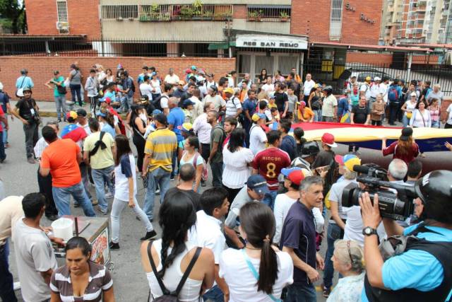 Manifestantes concentrados en el Unicentro el Marqués para movilizarse hasta VTV / Foto: Régulo Gómez - La Patilla