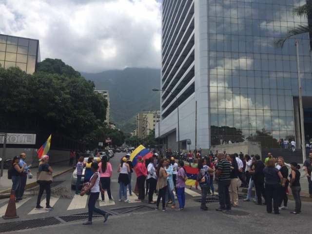 Manifestantes cierran la avenida Francisco de Miranda contra el Gobierno de Maduro, la represión y la Constituyente / Foto: Régulo Gómez - La Patilla