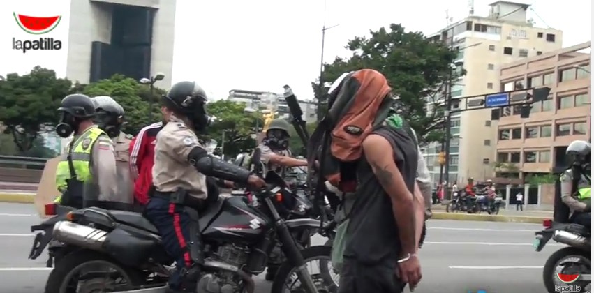 Momento exacto en que las cámaras impidieron que la PNB se llevara a dos jóvenes en Altamira (+video)