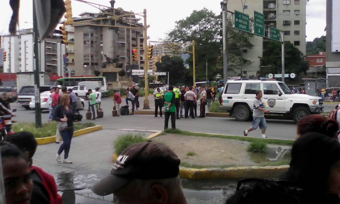 Tres días llevan protestando en la redoma La India en Caracas por falta de gas (fotos)