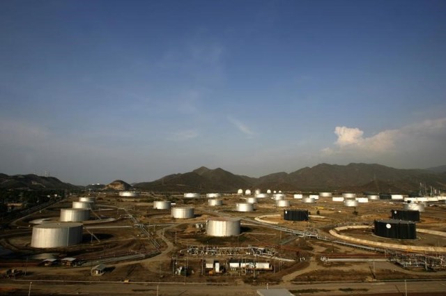 Vista aérea del complejo de refinación Puerto La Cruz en el estado de Anzoátegui, en Venezuela. 30 de abril de 2007. La refinería de Puerto la Cruz en Venezuela está funcionando al 16 por ciento de su capacidad de 187.000 barriles por día (bpd) principalmente por la falta de petróleo ligero, mientras la estatal PDVSA envía parte de su crudo Mesa 30 a Cuba y Curazao, según reportes comerciales de la firma y trabajadores. REUTERS/Jorge Silva