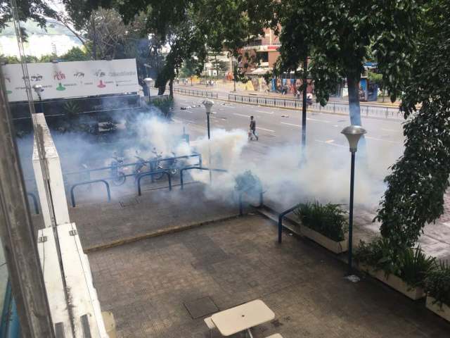 Represión en Centro Plaza. Foto: Lapatilla