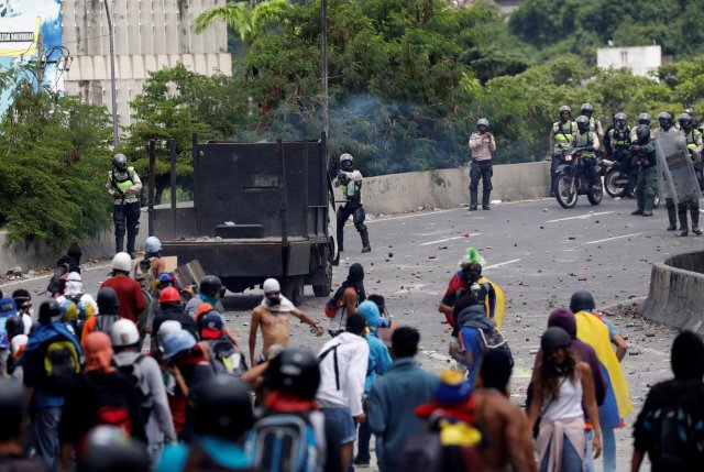 Demonstrators clash with riot security forces while rallying against Venezuela's President Nicolas Maduro in Caracas, Venezuela June 5, 2017. REUTERS/Carlos Garcia Rawlins