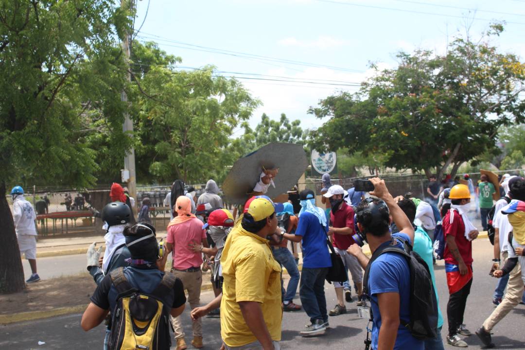 Reprimen a los zulianos que marchaban hacia el CNE (Fotos)