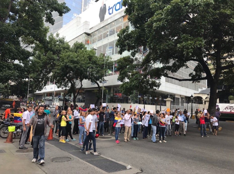 Venezolanos en la avenida Casanova también se sumaron al trancazo este #26Jun (FOTO)