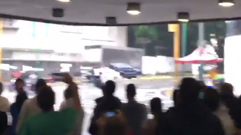 Colectivos armados atacaron a manifestantes frente a Clínicas Caracas en San Bernardino. Foto: Capture