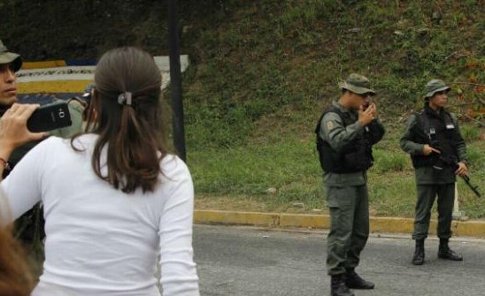 El preciso momento en que motorizados vandalizan el vehículo de María Corina (VIDEO)