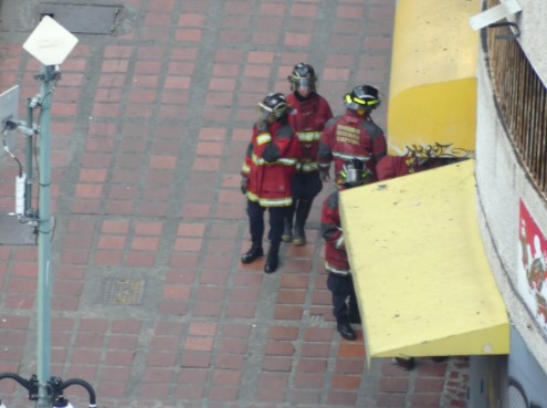 Bomberos asisten a vecinos asfixiados en La Candelaria tras la criminal represión de la PNB