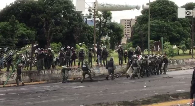 GNB recogiendo la reja de la Base Aérea de La Carlota. Foto: Capture