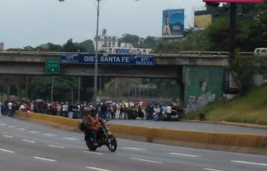 Manifestantes cierran el paso en el Distribuidor Santa Fe (Video)