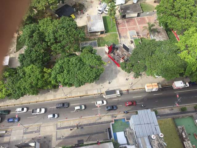 Tarima roja colocada a las afueras del Ministerio Público en el centro de Caracas. / Foto: Del Valle Canelón