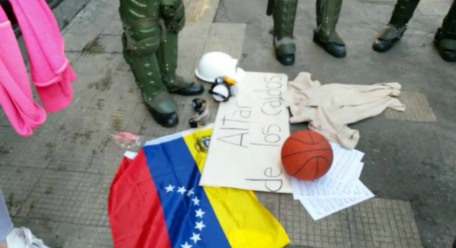 Estudiantes levantan altar de los caídos frente al Ministerio de Interior y Justicia