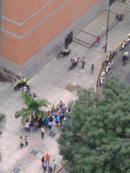 PNB lanza bombas lacrimógenas en La Candelaria #7Jun / Foto @CanelonDelvalle